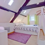 3 Bedroom Beautiful In Gonneville-le-theil Casa de Férias